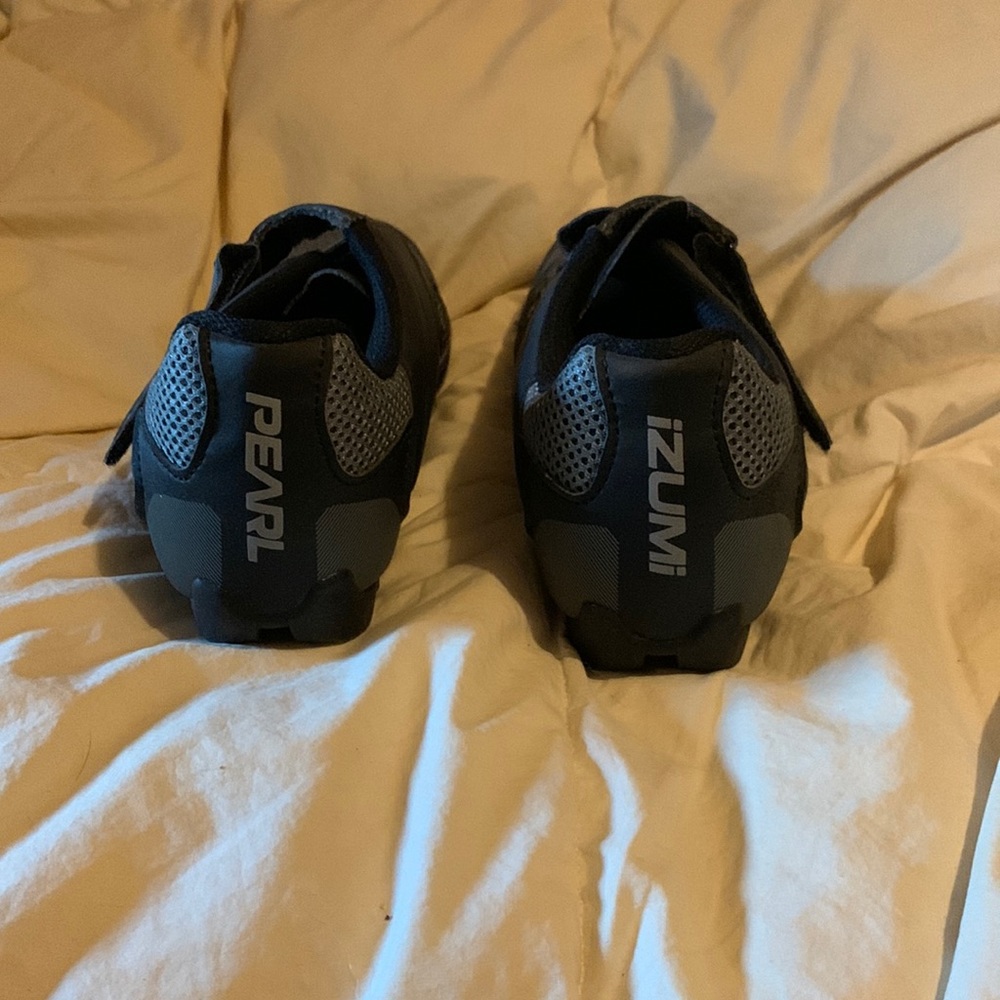 Pearl izumi spinning shoes, size 40, look new without tags.